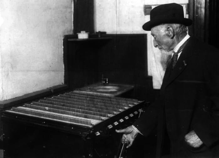 Immigrant man voting in 1912